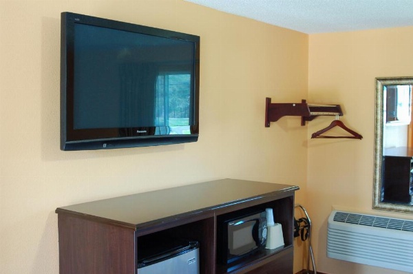 Budgetel Inn Glens Falls-Lake George-Saratoga image 13