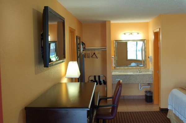 Budgetel Inn Glens Falls-Lake George-Saratoga image 15